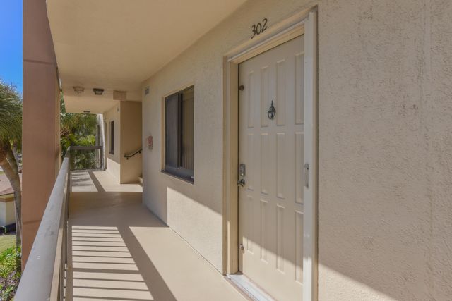 901 Seafarer Circle 302, Jupiter, FL 33477