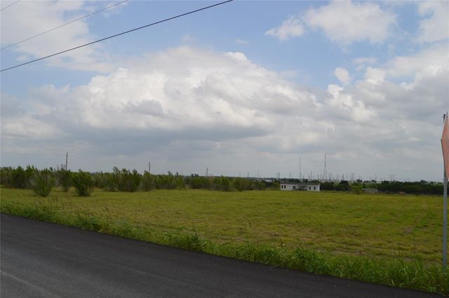 1106 CR 461, Elgin, TX 78621