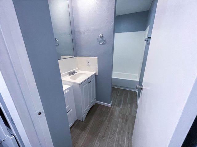 8907 Parkfield DR 204, Austin, TX 78758