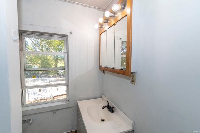 1109 Diamond Avenue, South Bend, IN 46628