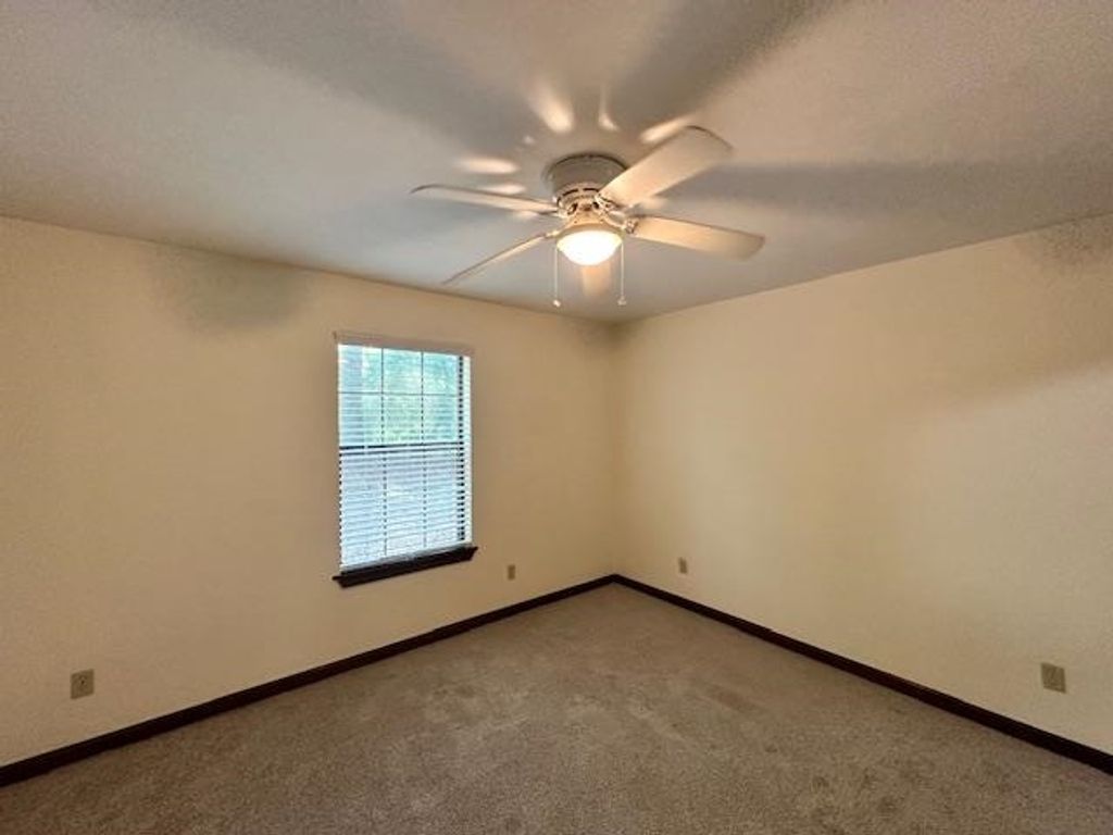 Image 10 of property listing at 1233 Cross Creek Circle, Tallahassee, FL 32301