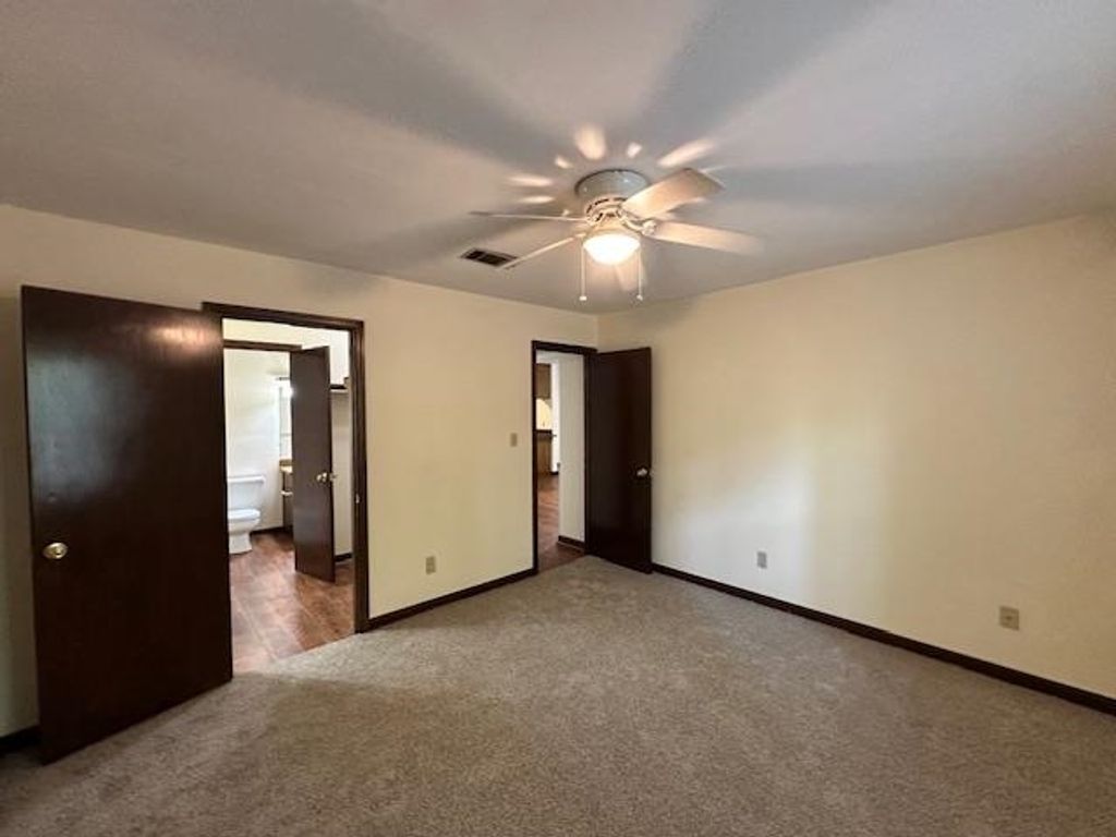Image 11 of property listing at 1233 Cross Creek Circle, Tallahassee, FL 32301