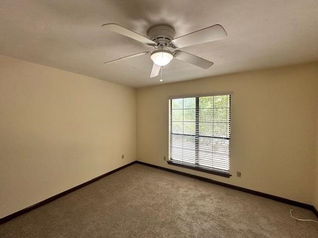 Image 14 of property listing at 1233 Cross Creek Circle, Tallahassee, FL 32301