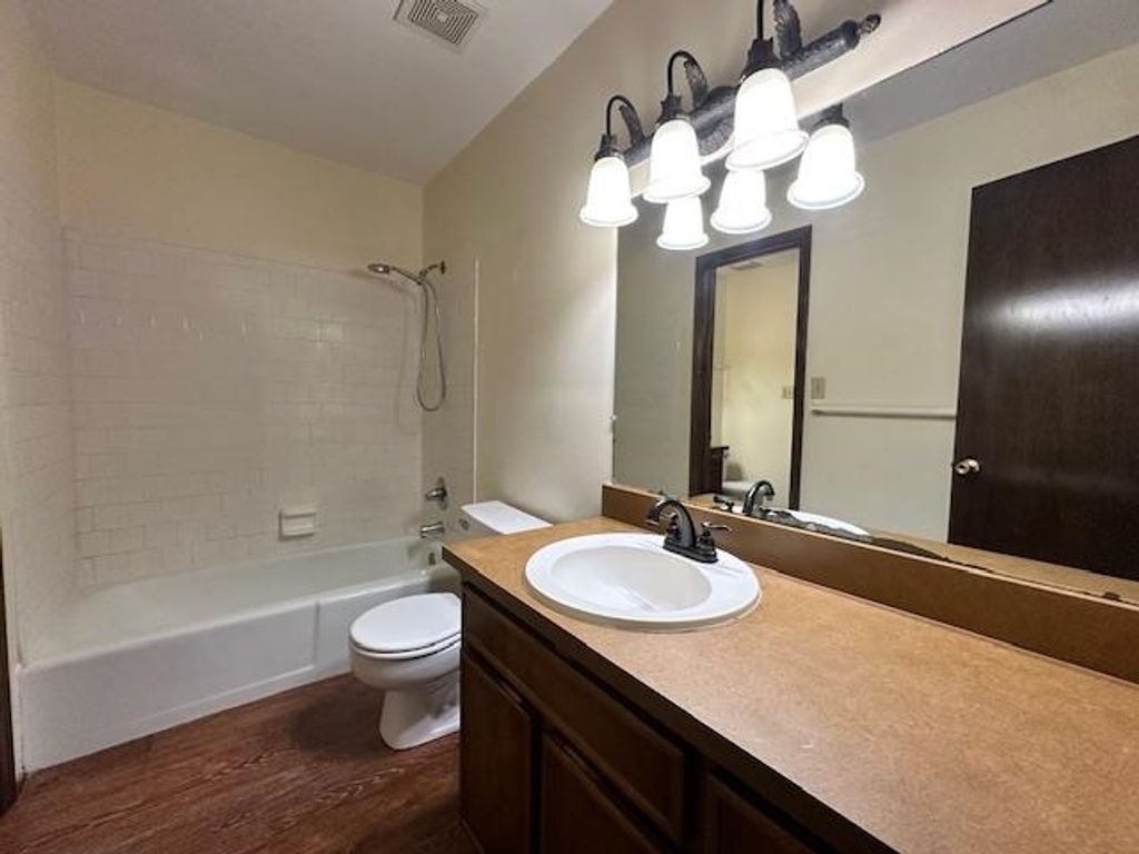 Image 16 of property listing at 1233 Cross Creek Circle, Tallahassee, FL 32301