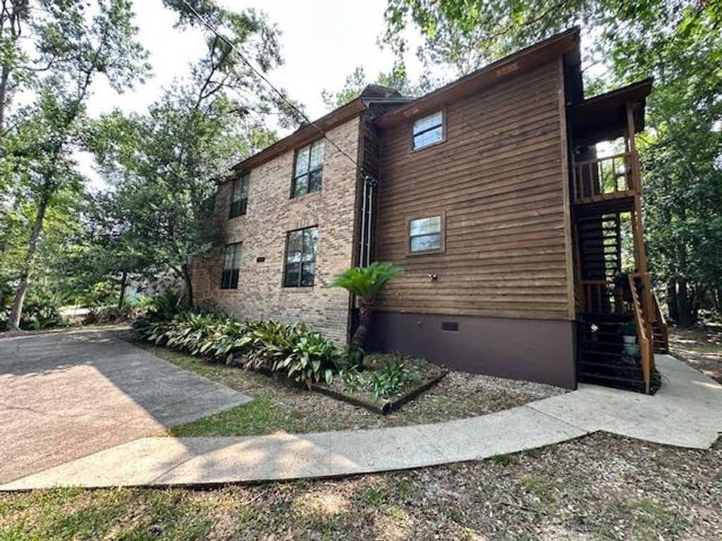 Image 2 of property listing at 1233 Cross Creek Circle, Tallahassee, FL 32301