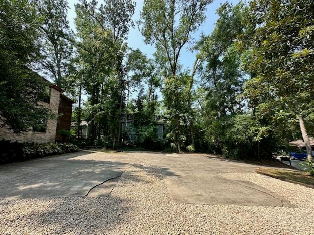 Image 3 of property listing at 1233 Cross Creek Circle, Tallahassee, FL 32301