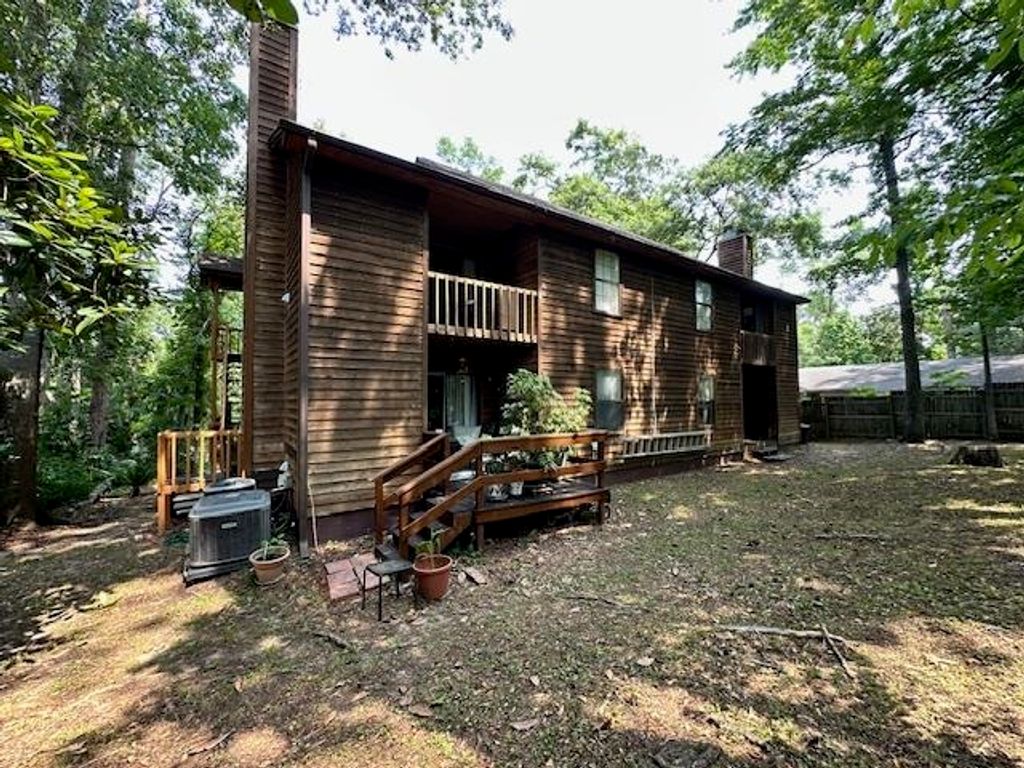 Image 4 of property listing at 1233 Cross Creek Circle, Tallahassee, FL 32301