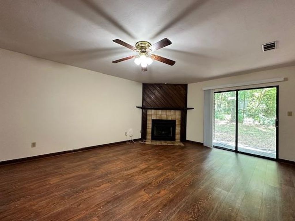 Image 6 of property listing at 1233 Cross Creek Circle, Tallahassee, FL 32301