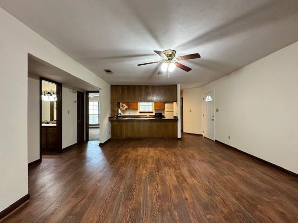 Image 7 of property listing at 1233 Cross Creek Circle, Tallahassee, FL 32301