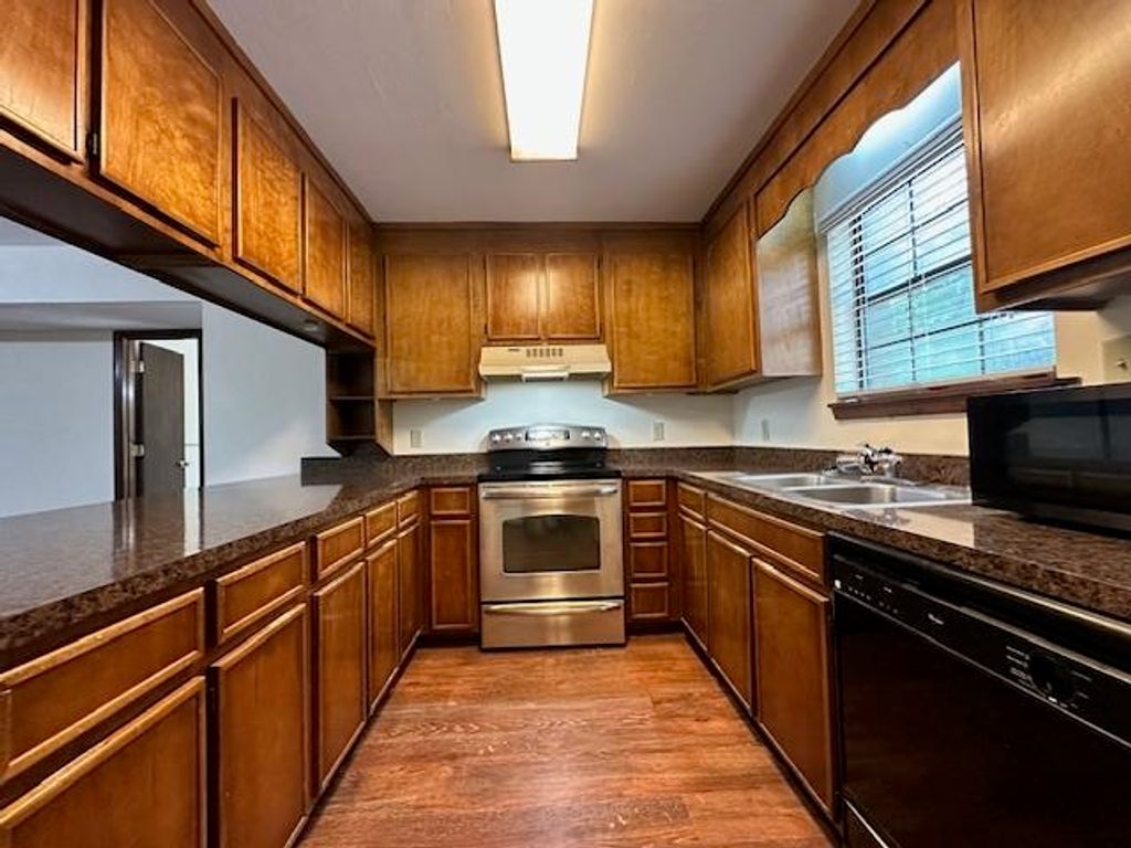 Image 8 of property listing at 1233 Cross Creek Circle, Tallahassee, FL 32301