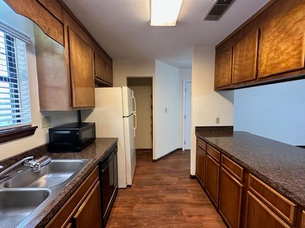 Image 9 of property listing at 1233 Cross Creek Circle, Tallahassee, FL 32301