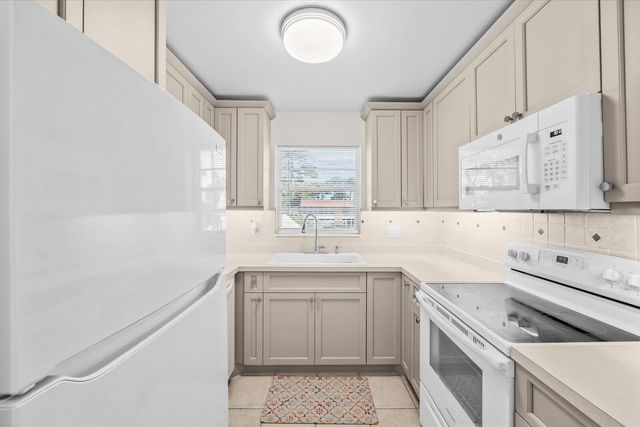 2600 SE OCEAN Boulevard DD-8, Stuart, FL 34996