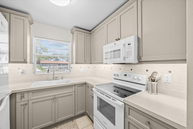 2600 SE OCEAN Boulevard DD-8, Stuart, FL 34996