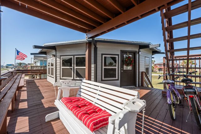 702 Seashell Drive, Surfside Beach, TX 77541