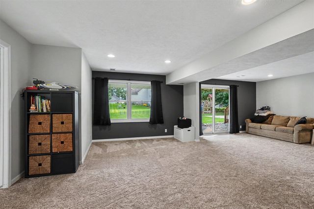 9521 Ridgecrest Drive, Zeeland, MI 49464