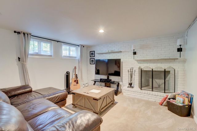 24 Jerome Drive, Farmingdale, NY 11735