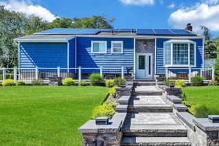 24 Jerome Drive, Farmingdale, NY 11735