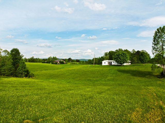 1600 Sandhill Road, Irvine, KY 40336