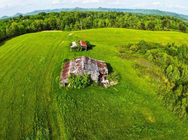 1600 Sandhill Road, Irvine, KY 40336