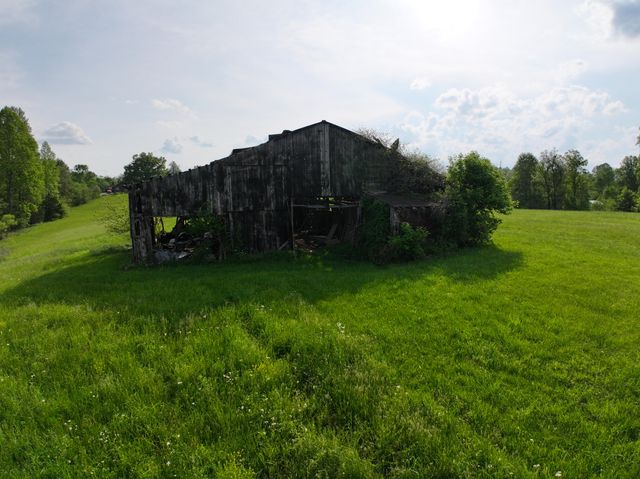 1600 Sandhill Road, Irvine, KY 40336