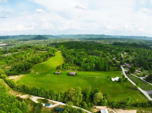 1600 Sandhill Road, Irvine, KY 40336