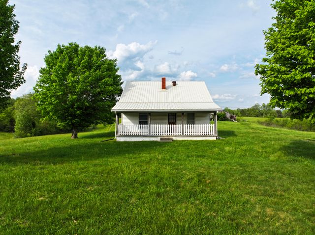 1600 Sandhill Road, Irvine, KY 40336