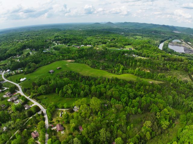 1600 Sandhill Road, Irvine, KY 40336