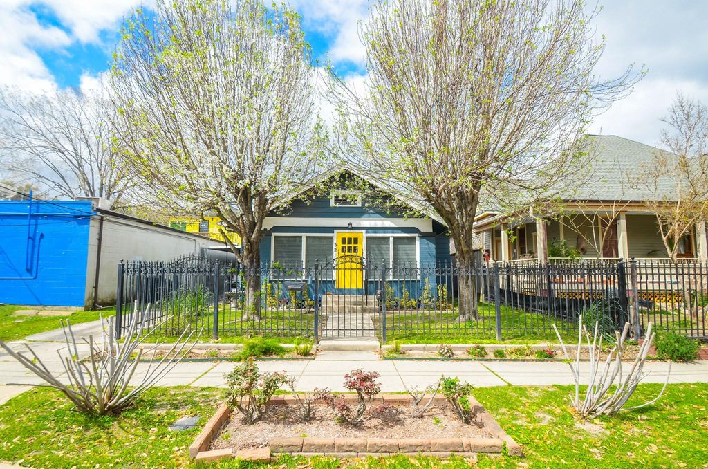 3211 Beauchamp Street, Houston, TX 77009