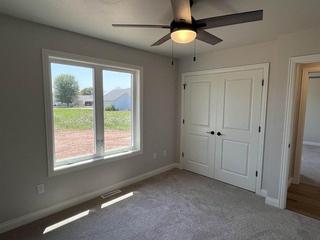 1430 CAROLINE DRIVE, New London, WI 54961