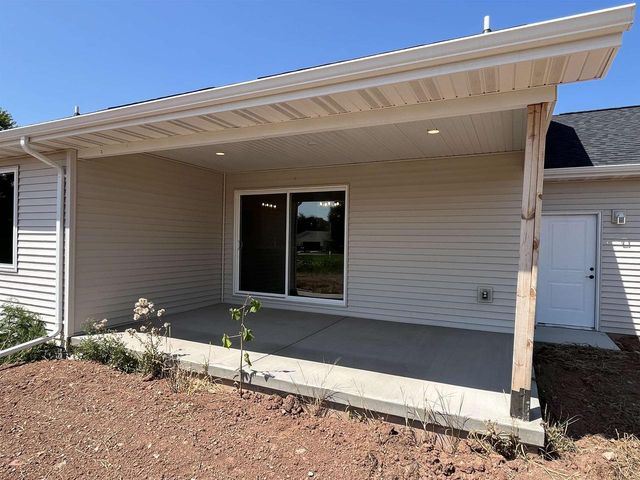 1430 CAROLINE DRIVE, New London, WI 54961