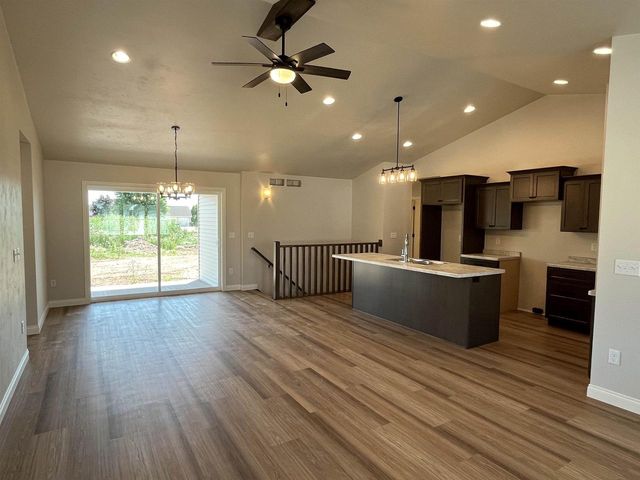1430 CAROLINE DRIVE, New London, WI 54961