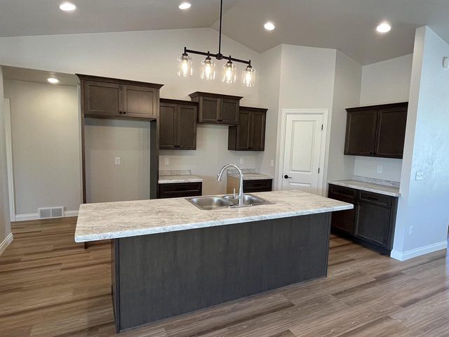 1430 CAROLINE DRIVE, New London, WI 54961