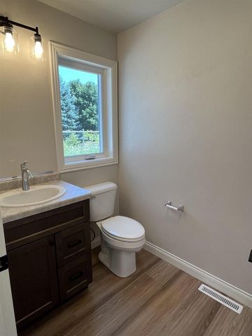 1430 CAROLINE DRIVE, New London, WI 54961