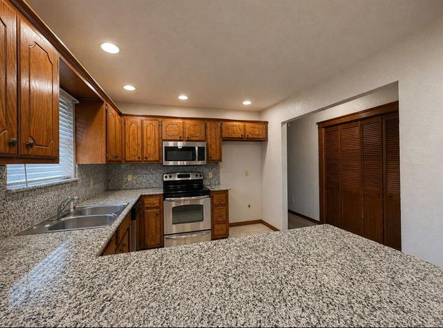 936 W Tesio Way, Mustang, OK 73064