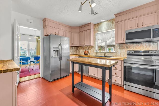 1713 S Columbia Place, Tulsa, OK 74104