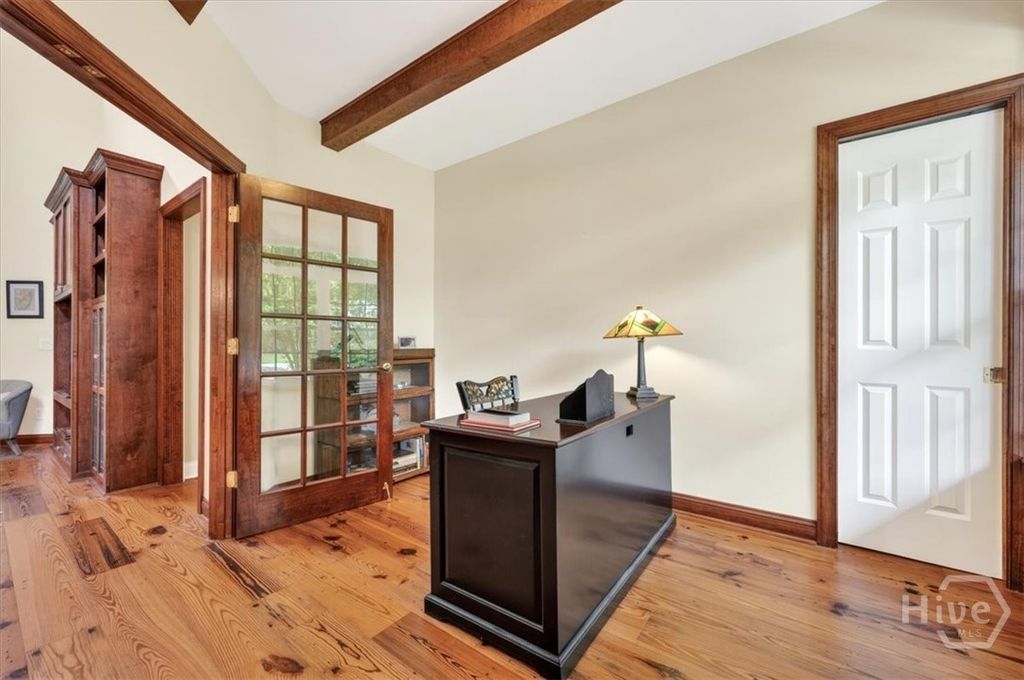 Image 11 of property listing at 37 Macbeth Court S, Richmond Hill, GA 31324