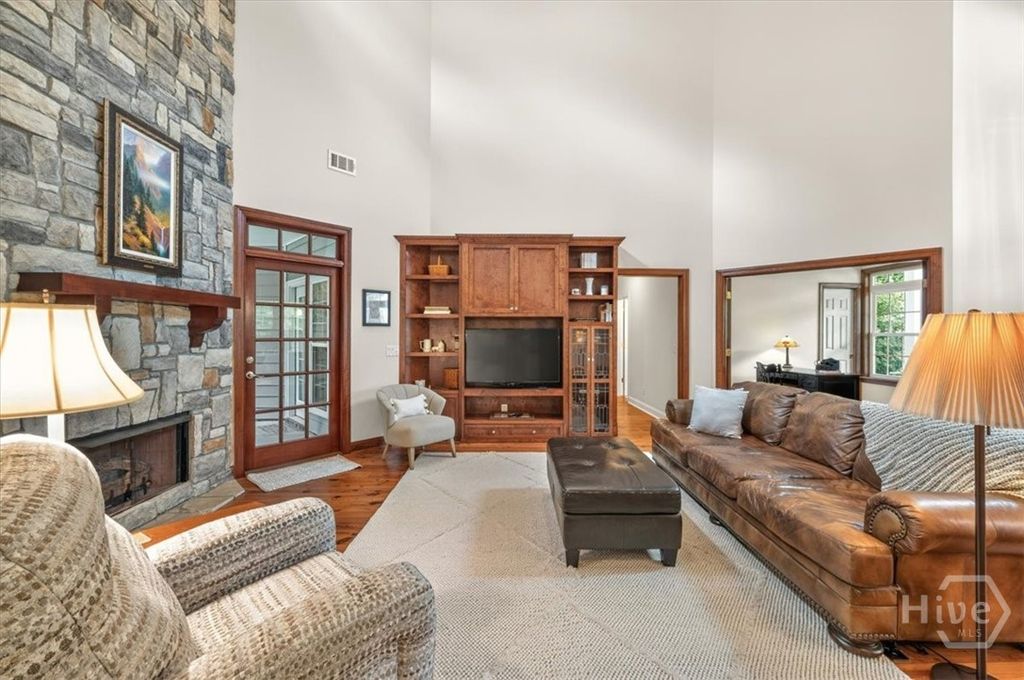 Image 15 of property listing at 37 Macbeth Court S, Richmond Hill, GA 31324