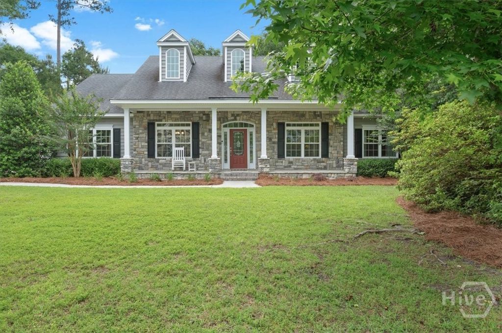 Image 4 of property listing at 37 Macbeth Court S, Richmond Hill, GA 31324