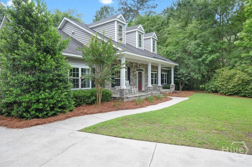Image 5 of property listing at 37 Macbeth Court S, Richmond Hill, GA 31324