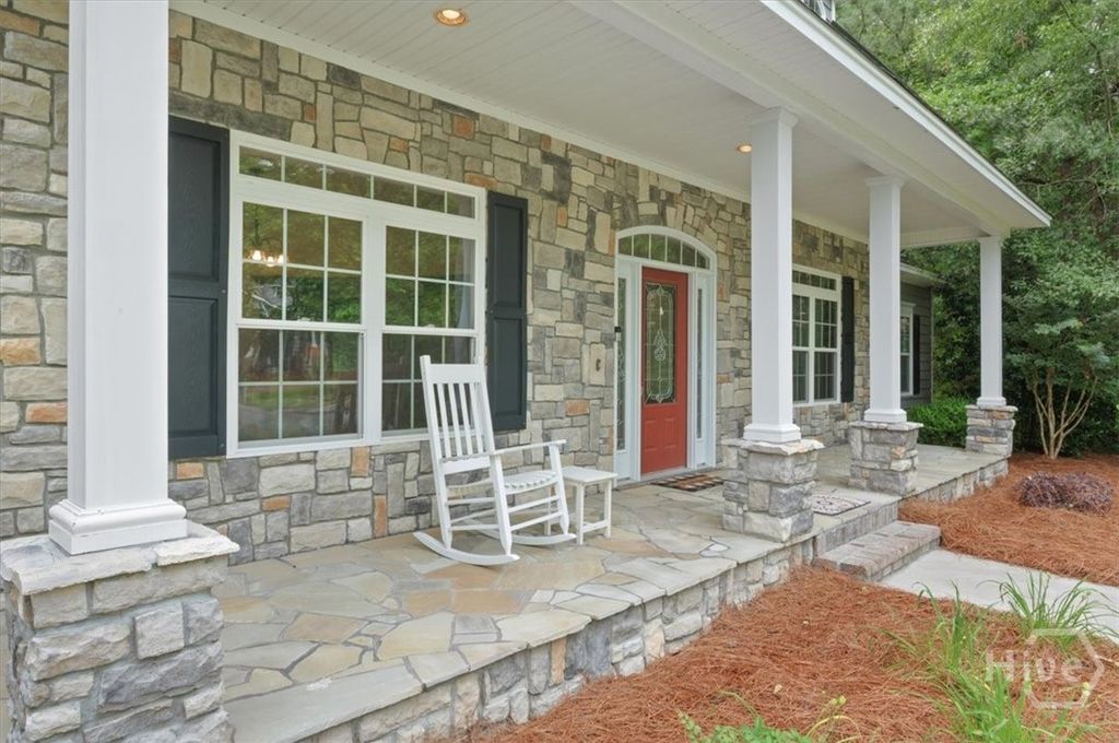 Image 6 of property listing at 37 Macbeth Court S, Richmond Hill, GA 31324