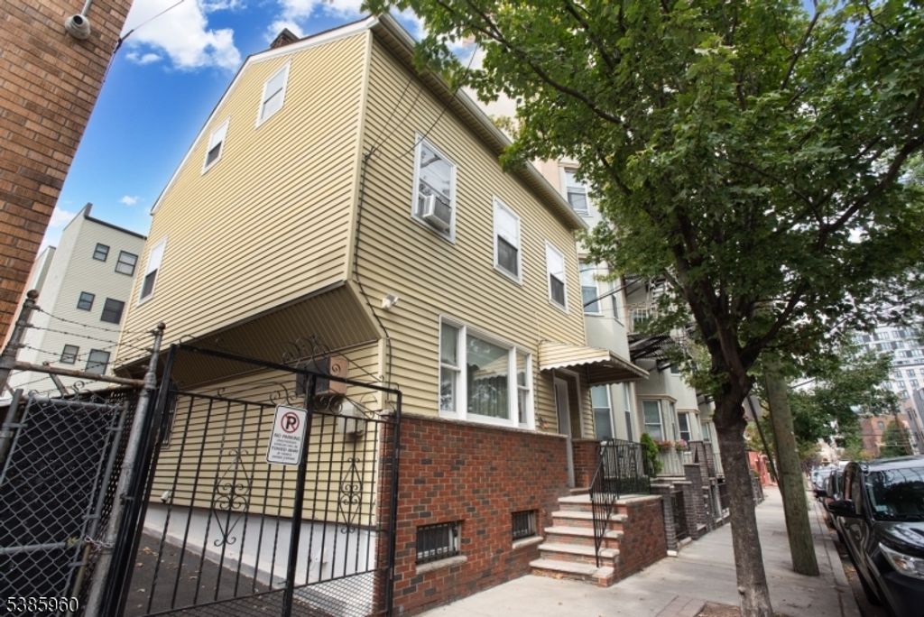 87 Mcwhorter St, Newark City, NJ 07105