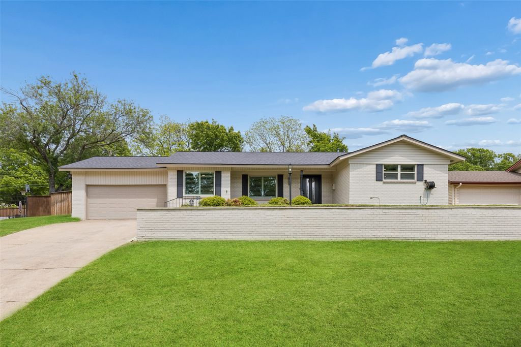 3920 Georgian Drive, Haltom City, TX 76117