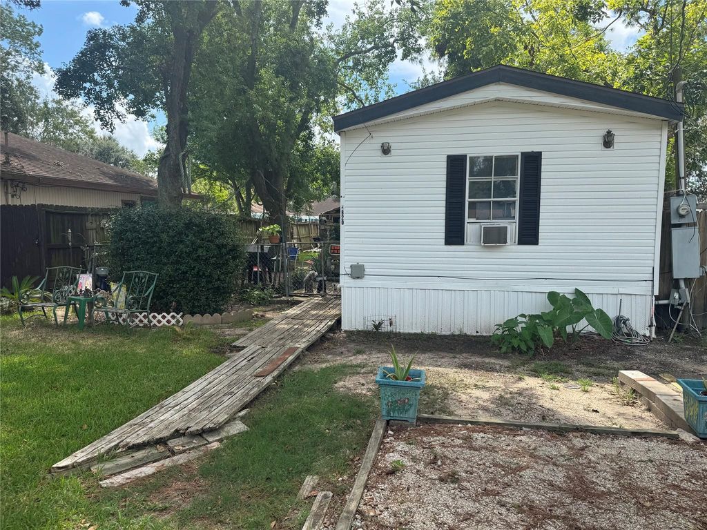 4820 12th Street, Bacliff, TX 77518