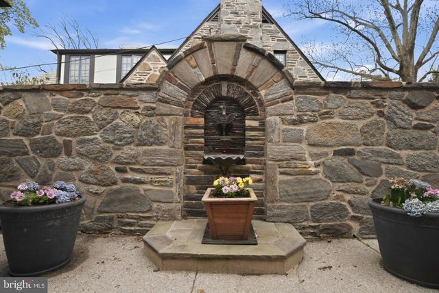 221 N BENT RD, Wyncote, PA 19095