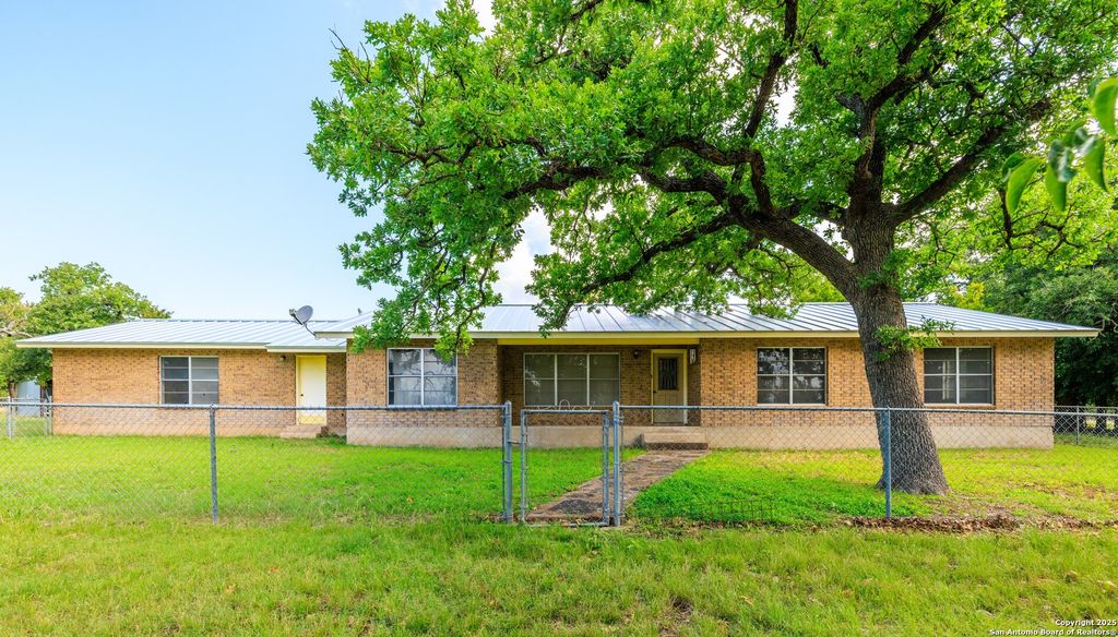 8218 N US HWY 87, Fredericksburg, TX 78624