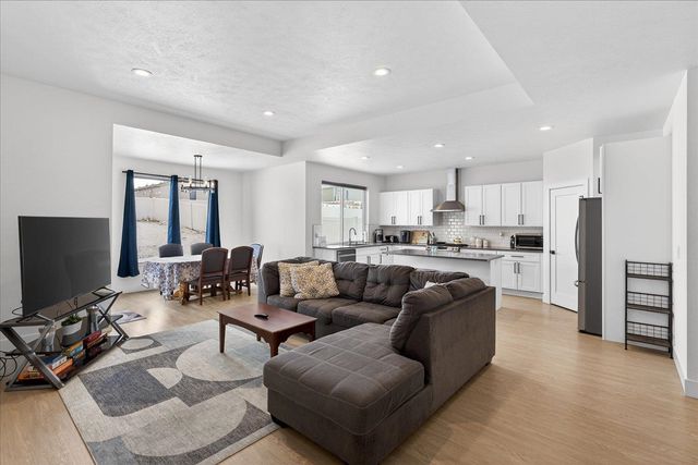 842 Greenfield Rd, Cheney, WA 99004