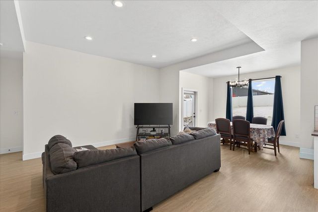 842 Greenfield Rd, Cheney, WA 99004