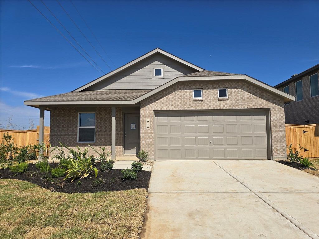 4 Robin Court, Angleton, TX 77515