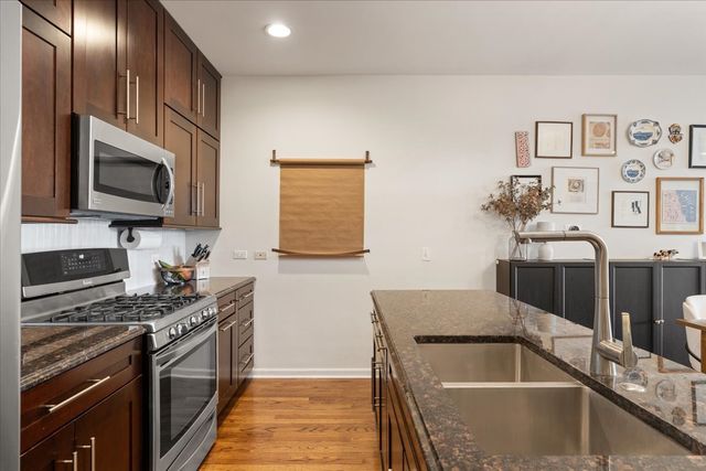 2040 W Belmont Avenue 302, Chicago, IL 60618