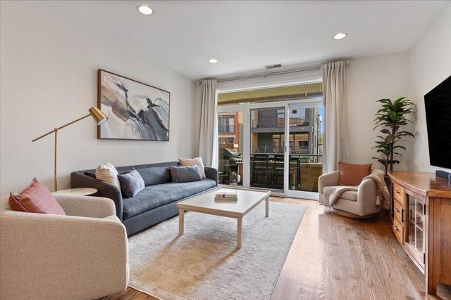 2040 W Belmont Avenue 302, Chicago, IL 60618